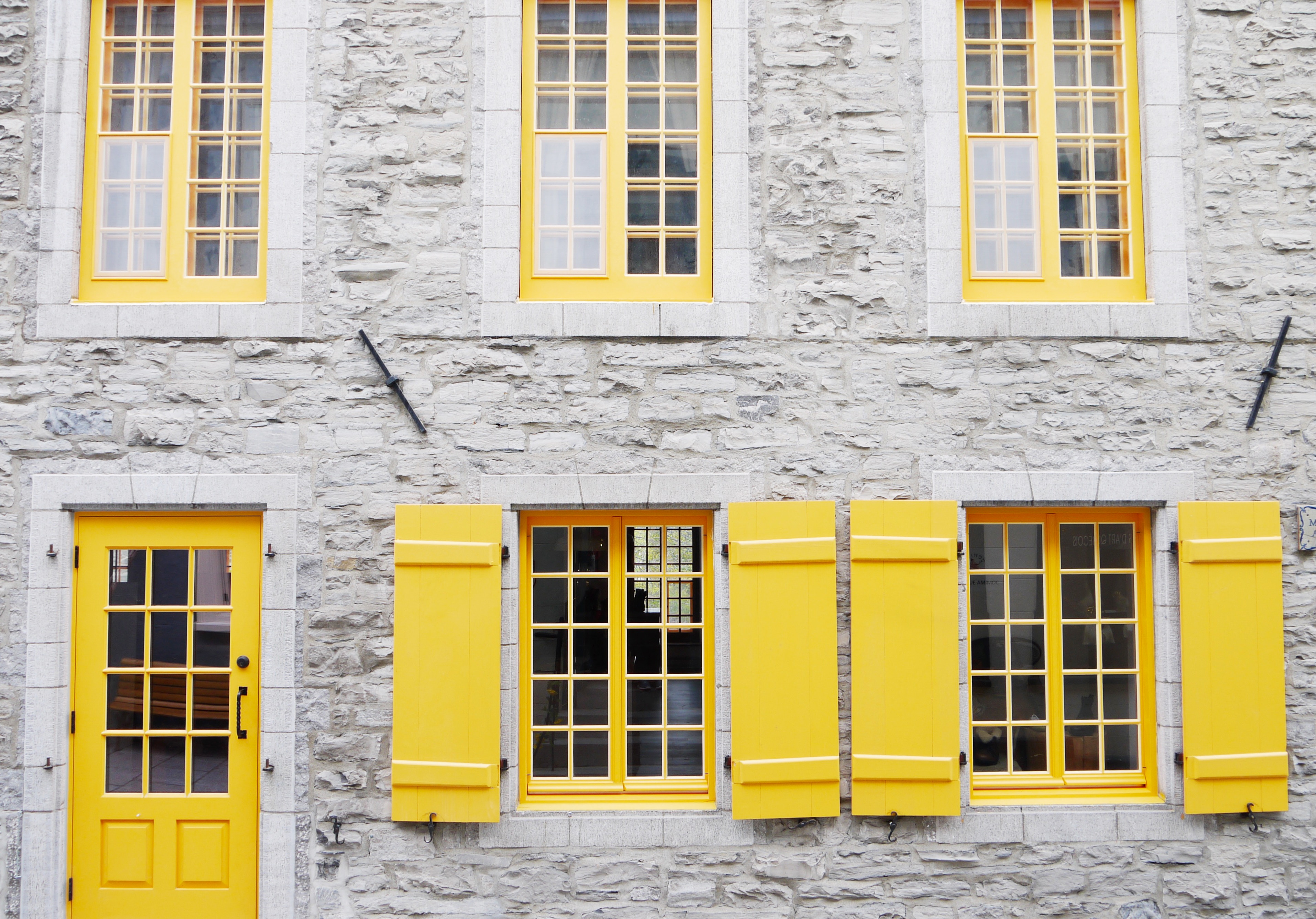 Maison avec porte et volets jaunes